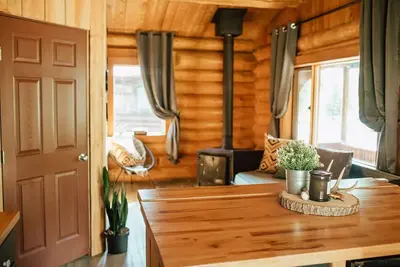 Image de Off-Grid Wilderness Cabin 2 with Mountain Views, Hot Tub, Sauna & Canoes.