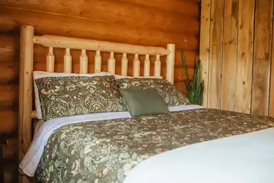Image de Off-Grid Wilderness Cabin 4 with Mountain Views, Hot Tub, Sauna & Canoes