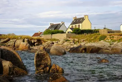 Image de Ty Laouen, Maison typique bretonne, les pieds dans l'eau!