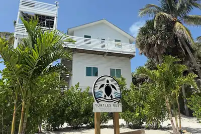 Image de Gorgeously-appointed 4-bedroom beach home steps away from pristine beaches