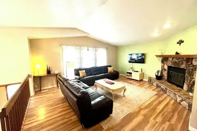 Image de Scenic, cheery, and bright Eagle River home base to adventure.