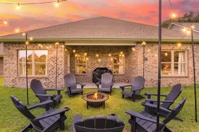 Image de Hearth & Haven  4br w/ Game Room + Fire Pit Walk to Foley Sports Complex