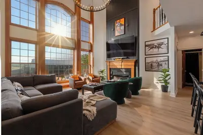 Image de Luxury 5br Estate: Bourbon Bar, Spa, Pool, 100\"Tv Cinema, 12 mins to Bardstown