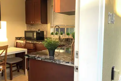 Image de Private Vancouver Laneway Suite – Quiet, Clean, Convenient，Near Parks & Transit.