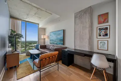 Image de Luxury Lakeview 1br | Walk to  Rainey | Pool | Gym | Wfh