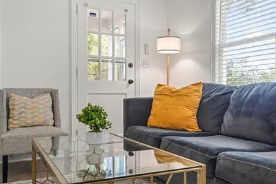 Image de Charming 2-bedroom home 5 minutes from Uptown, South End, and the Clt Airport!