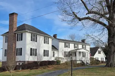 Image de Historic Farmhouse in the Dillwyn countryside. Not far from Farmville.