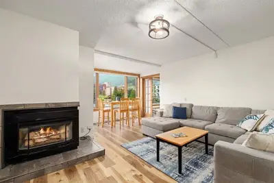 Image de Sleek & Spacious Retreat in Center Village. Free wifi & covered parking space.