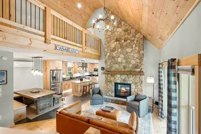 Image de Tuckamore | Private Waterfront on Beaver Mountain Lake | Hot Tub