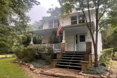 Image de Charming Restored 3br/2. 5ba Farmhouse • Fauquier County Wine Country Getaway