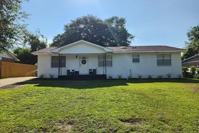 Image de Spacious 4br Home, Screened Porch, Fenced Yard, Pet-Friendly, 7 Min to Benning