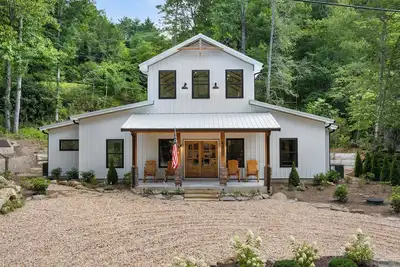 Image de Adventure Awaits at This Charming Farmhouse Retreat in Highlands, Nc