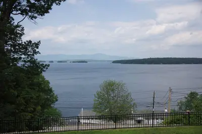 Image de Enjoy Breath-taking Lake and Mountains views at the Belknap Point inn House