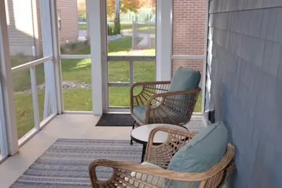 Image de Charming 2024 Award-Winning Home inside the gates of Lakeside!