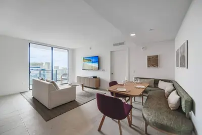 Image de Chic 2/2 Condo with City views