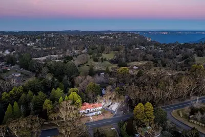 Image de Voice controlled Smart house with 6-person spa and outdoor dining. Pet friendly.