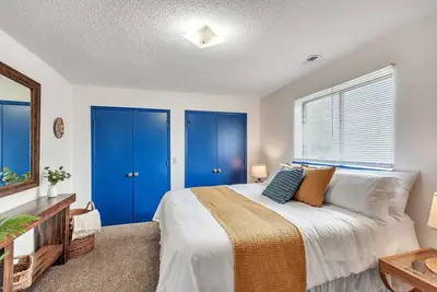 Image de Wichita Roots ~ Midwestern Charm Good WiFi Parking Terrific apartment Book Now!