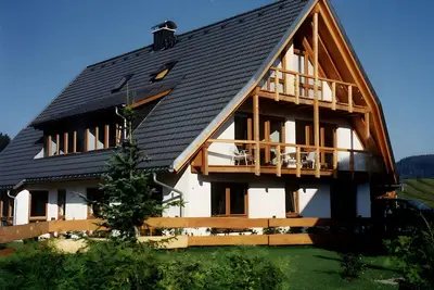 Image de Appartement 4 étoiles en duplex de 120 m² avec vue sur la montagne, terrasse partagée et Wi-Fi