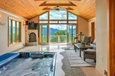 Image de • 12-person spa hot tub, game room & gym 💦🎮 Private mountain-view suites, luxe design 🏔️🛌