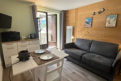 Image de Studio rénové au centre village avec balcon