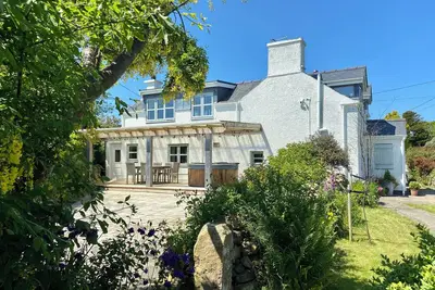 Image de Delightful 3 bed cottage with hot tub, wood burning stove and sea views