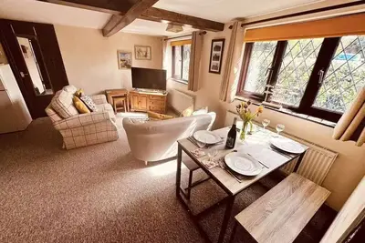 Image de Willow Tree Cottage-Résidence-Classique-Salle de bain privée-Vue sur la rivière