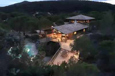 Image de Villa 'Dans Site Exceptionnel' avec Vue sur la Montagne, Wi-Fi et Climatisation