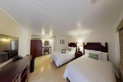 Image de Elegant Urban Escape Near Boardwalk Dining, Art Galleries, and Local Shops