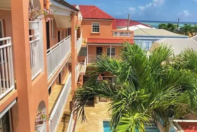 Image de Stylish Urban Getaway Steps from Dining, Shopping, and Christiansted’s History