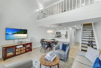 Image de Updated condo with pool view and steps to the beach