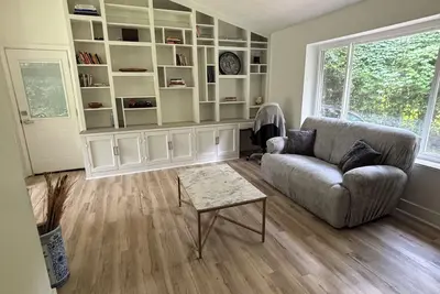 Image de Charming 3-bedroom house with lovely views and serene landscape.