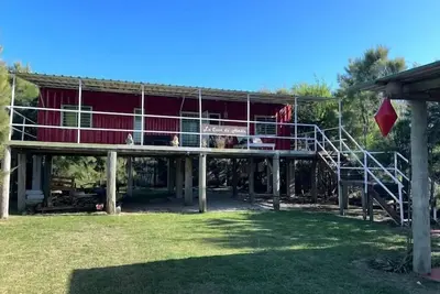 Image de Container house for family vacations, large place for children to play.