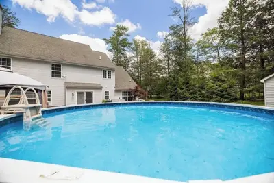 Image de Luxury, Pool, Hot Tub, Home Theater Lake and more!