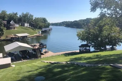 Image de Brand New Lakefront Retreat on Williamstown Lake 7 Miles from The Ark