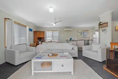 Image de Spacious Beach Retreat  4br, 2ba Coastal Escape in Binningup