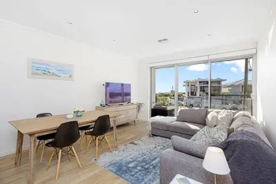 Image de Relax in blissful sun-soaked luxury by the beach!