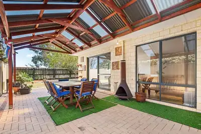 Image de Serenity and Style: Your Ashby Getaway Awaits