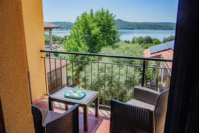 Image de Cozy House with Lake View • Private Terrace & Self Check-in 24h
