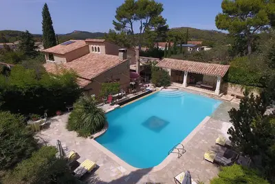 Image de Mas tout en Pierre de 320 m2  sur 1 Hectereau Coeur des Alpilles. Calme Assuré,