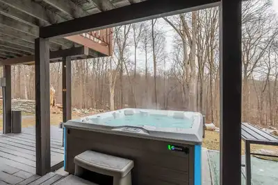 Image de 5 min to Lake| Chic&Cozy| Hot Tub, 5 min to Lake| Chic&Cozy| Hot Tub