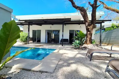 Lovely 2br w/ Pool, Near Beaches