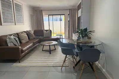 Image de Sandton 2-Bed with Garden near Sandton City & Gautrain. For Business & Leisure.