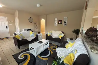 Image de Comfy and Modern 4-Bedroom Home with King Bed, Workspace & Fast Wi-Fi