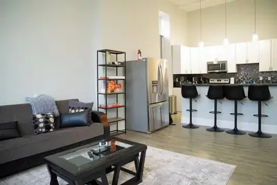 Image de Massive Downtown Penn Station apt w/parking