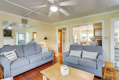 Image de Walk to Private Beach: Lake Erie Retreat w/ Yard!