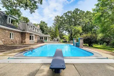 Image de 7, 100 Sq Ft Retreat w/ Gazebo + Koi Pond in Wayne!