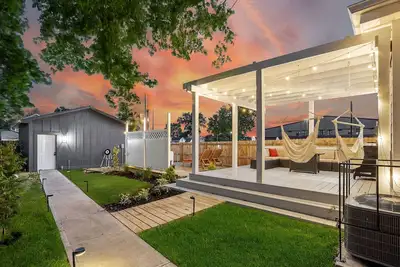 Image de Hendricks Hangout - HotTub, Bbq, Gym with Peloton, Arcade, Firepit, Pool table. .