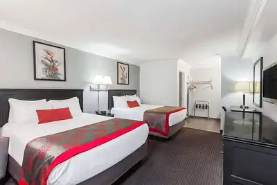 Image de 3 Comfortable Space Minutes from Top Attractions!