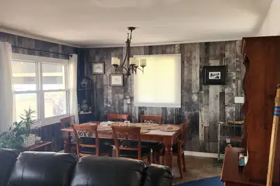 Image de Erie Beach Moon. A cozy Waterfront cottage near Amherstburg Ontario