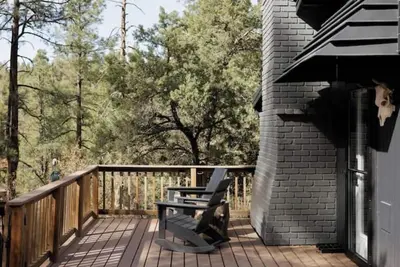 Image de Peace & Quiet at a serene off-grid forest cabin near Lynx Lake!